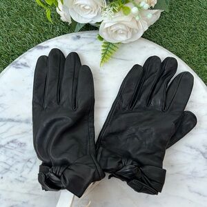 Kate Spade Black  Bow Gloves L 
SHELL
100% LAMB LEATHER LINING
100% POLYESTER